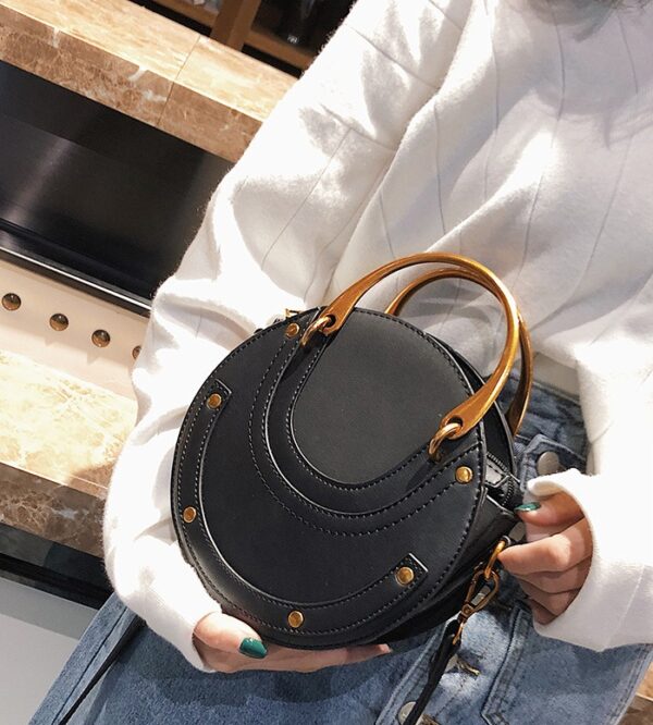 ⁦New fashion portable rivet small round bag Korean version of the female bag wild ladies shoulder Messenger bag⁩ - الصورة ⁦5⁩