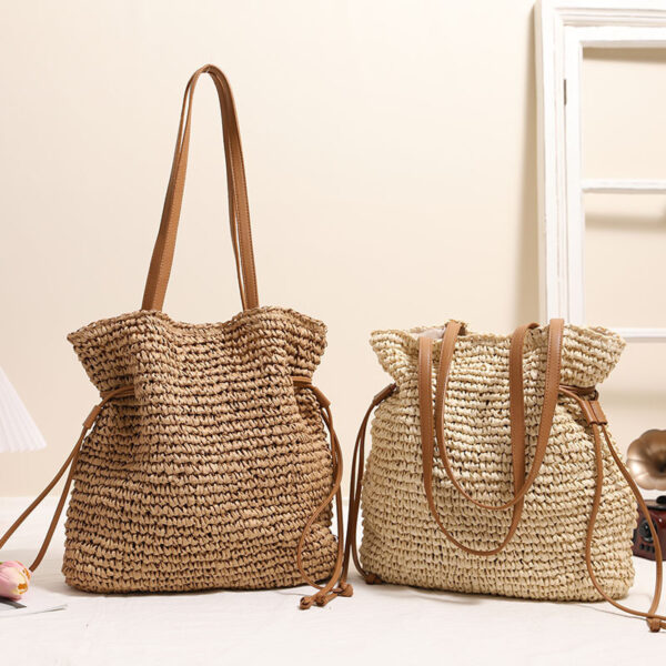 ⁦Large Capacity Straw Bag Drawstring Hand-carrying Knitting Shoulder Bag⁩ - الصورة ⁦3⁩