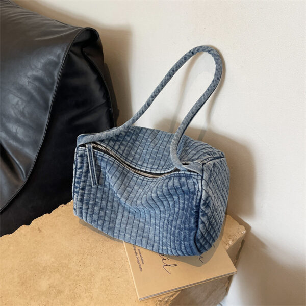⁦Women's Washed Denim Fashion Large Capacity Shoulder Bag⁩ - الصورة ⁦3⁩